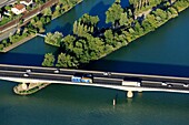 Frankreich, Isere, Wien, Autobahnbrücke Aston A7, im Hintergrund der einsame Barlet (Luftaufnahme)
