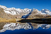 Frankreich, Hautes Alpes, Nationalpark Ecrins, Tal von Valgaudemar, La Chapelle en Valgaudémar, Spiegelung der Bans (3669m) und rechts der Gipfel Jocelme (3458m) auf dem See Lauzon (2008m)