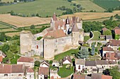 Frankreich, Cote d'Or, Chateauneuf en Auxois, ausgezeichnet als "Die schönsten Dörfer Frankreichs", das Schloss (Luftaufnahme)