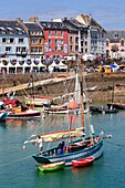 Frankreich, Finistere, Douarnenez, Festival Maritime Temps Fête, Segelboote und alte Takelage im Hafen von Rosmeur