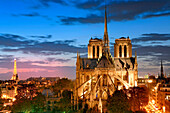 Frankreich, Paris, Kathedrale Notre Dame de Paris und Eiffelturm beleuchtet. SETE-Beleuchtung Pierre Bideau