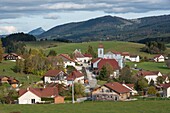 Frankreich, Doubs, Mouthe, auf der Höhe des Doubs das Dorf Gelin