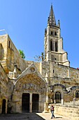 Frankreich, Gironde, Saint Emilion, von der UNESCO zum Weltkulturerbe erklärt, die mittelalterliche Stadt, Place de l'eglise monolithe und die monolithische Kirche aus dem 11.