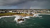 Frankreich, Finistère, Lesconil, die Küste und der Hafen im Winter (Luftaufnahme)