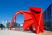 Frankreich, Hauts de Seine, La Defense, Rote Spinne Skulptur von Alexander Calder auf dem Vorplatz von La Defense