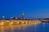 Frankreich, Gironde, Bordeaux, von der UNESCO zum Weltkulturerbe erklärtes Gebiet, Steinbrücke über die Garonne, 1822 eingeweihte Ziegel- und Steinbogenbrücke, im Hintergrund die Basilika Saint Michel