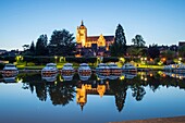 Frankreich, Jura, Dole, der Yachthafen am Rhone-Rhein-Kanal und die Stiftskirche Notre Dame au crepuscule