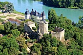 Frankreich, Isere, Vertrieu, Das alte Schloss, befestigtes Haus aus dem 12., Schloss aus dem 18. Jahrhundert am Ufer der Rhone im Hintergrund (Luftaufnahme)