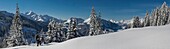 Frankreich, Haute Savoie, Massiv von Aravis, gegangenes Wandern in Schläger auf dem Tablett von Beauregard über den Erholungsorten von Manigod und Clusaz, panoramische Ansicht auf dem vorspringenden Felsvorsprung von Follieres in der Lage von Torfmooren