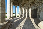 Frankreich, Doubs, Arc und Senans, in der königlichen Saline, die von der UNESCO zum Weltkulturerbe erklärt wurde, die Veranda des Eingangs