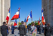 Frankreich, Paris, Zeremonie des Wiederentzündens der Flamme des Unbekannten Soldaten unter dem Arc de Triomphe