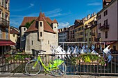 Frankreich, Haute Savoie, Annecy, vor den alten Gefängnissen oder Palästen der Insel eine Installation der Veranstaltung Annecy Landschaft mit dem Werk Origami von Antoine Milian
