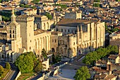 Frankreich, Vaucluse, Avignon, der Palast der Päpste (XIV), von der UNESCO als Weltkulturerbe eingestuft (Luftaufnahme)