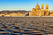 Frankreich, Bouches du Rhone, Marseille, 2. Bezirk, Euromediterranee-Gebiet, Stadtteil Arenc, Blick vom Mucem auf die basilicae de la Major