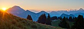 Frankreich, Haute Savoie, Entremont, Sonnenaufgang auf Bargy vom Auge's platerau