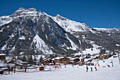 Frankreich, Savoie, Massif de la Vanoise, Pralognan La Vanoise, Nationalpark, im Skigebiet, die Schneefront im Dorf und die Zähne von Portetta