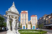 Frankreich, Hauts de Seine, Puteaux, Wallace-Brunnen und Theaterplatz