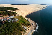 Frankreich, Gironde, Bassin d'Arcachon, La Teste-de-Buch, Pyla-sur-mer, Dune du Pilat, La Co(o)rniche Hotel, Schwimmbad (Luftaufnahme)