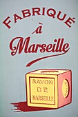 Frankreich, Bouches du Rhone, Marseille, Schaufenster mit Werbung für die traditionelle Marseiller Seife, die vor Ort hergestellt wird