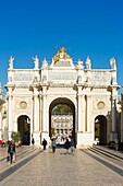 Frankreich, Meurthe et Moselle, Nancy, Stanislas-Platz (ehemaliger königlicher Platz), erbaut von Stanislas Leszczynski, König von Polen und letzter Herzog von Lothringen im 18. Jahrhundert, von der UNESCO zum Weltkulturerbe erklärt, Detail der Skulpturen auf dem Arc d'Here (Here-Bogen), genannt Groupe de la Renommee