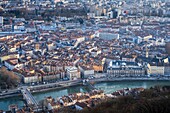 Frankreich, Isere, Grenoble, Panorama über die Altstadt und die Ufer der Isere