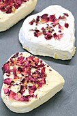 Frankreich, Saone et Loire, Hurigny, Käse Chevenet, rosa Herzkäse (mit Ziegenmilch und Rosenblättern)