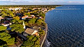 Frankreich, Gironde, Bassin d'Arcachon, Andernos-les-Bains, der Jetey, die Kirche Saint-Eloi und ihre Ausgrabungsstätte (Luftaufnahme)