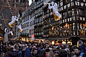 Frankreich, Bas Rhin, Straßburg, Altstadt, von der UNESCO zum Weltkulturerbe erklärt, Kathedrale Notre Dame seit der Rue Merciere, Weihnachtsmarkt