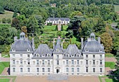 Frankreich, Loir et Cher, Cheverny, das Schloss (Luftaufnahme)