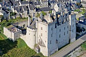 Frankreich, Maine et Loire, Loire-Tal, das von der UNESCO zum Weltkulturerbe erklärt wurde, Montsoreau, gekennzeichnet als Les Plus Beaux Villages de France (die schönsten Dörfer Frankreichs), das Schloss (Luftaufnahme)