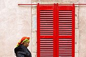 Frankreich, Cote d'Or, von der UNESCO zum Weltkulturerbe erklärte Kulturlandschaft der burgundischen Klimazonen, Dijon, Frau vor einer Fassade