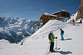 Frankreich, Haute Savoie, Mont Blanc Massiv, Skigebiet von Chamonix cotes Rouges, an der Spitze des Sessellifts Cornu und Mont Blanc