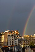 Frankreich, Hauts de Seine, Asnieres sur Seine, Gebäude der Maurice Bokanowski Straße und Regenbogen