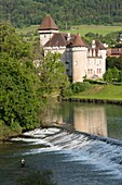 Frankreich, Doubs, Loue-Tal, Fischer im Fluss vor dem Schloss Cleron
