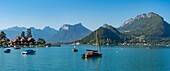 Frankreich, Haute Savoie, Annecy-See, Panoramablick auf die Bucht von Talloires und die Bauges