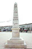 Frankreich, Charente, Angouleme, Straßenfotografie Bahnhof von Angoulême, Obelisk von René Goscinny