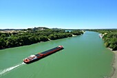 Frankreich, Bouches du Rhone, Tarascon, Hausboot auf der Rhone