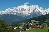 Haute Savoie, Frankreich, Alpen, Land des Mont Blanc, Combloux, Gesamtansicht des Dorfes mit idealer Lage zum Mont Blanc