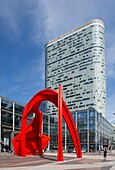 Frankreich, Hauts de Seine, La Defense, Stabile Skulptur von Calder, Rote Spinne, auf der Esplanade