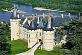 Frankreich, Loir et Cher, Schloss Chaumont und die Loire (Luftaufnahme)