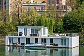 France, Hauts de Seine, Neuilly sur Seine, houseboat and Seine river