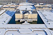 Frankreich, Seine et Marne, Maincy, das Schloss und die Gärten von Vaux le Vicomte mit Schnee bedeckt (Luftaufnahme)