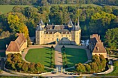 Frankreich, Saone et Loire, Sully, das Schloss (Luftaufnahme)