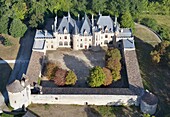 Frankreich, Dordogne, Saint Michel de Montaigne, das Schloss des französischen Schriftstellers Montaigne, das im späten XIX. Jahrhundert umgebaut wurde und von dem nur noch der linke Turm original ist (Luftaufnahme)