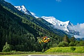 Frankreich, Haute Savoie, Mont Blanc Massiv, Chamonix Mont Blanc, Rettungsarbeiten der PGHM: Gendarmeriezug des Hochgebirges, Start der Hubschrauberbasis DZ des Bois