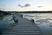 Frankreich, Aude, Peyriac-de-Mer, der Teich, alte Salinen von Peyriac-de-Mer, im Hintergrund das Dorf