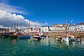 Frankreich, Finistere, Douarnenez, Festival Maritime Temps Fête, Segelboote und alte Takelage am Hafen von Rosmeur