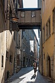 Frankreich, Savoie, Chambery, in der Altstadt, Sonnenstrahl unter dem überdachten Steg der unteren Schloßstraße