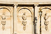 Frankreich, Meurthe et Moselle, Nancy, Skulpturen und Straßenlaterne von Jean Lamour am Place de la Carriere (Carriere-Platz) neben dem Stanislas-Platz (ehemaliger königlicher Platz), der von Stanislas Leszczynski, König von Polen und letzter Herzog von Lothringen im 18. Jahrhundert erbaut wurde und von der UNESCO zum Weltkulturerbe erklärt wurde