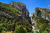 Frankreich, Alpes de Haute Provence, Parc Naturel Regional du Verdon, Rougon, Grand Canyon of Verdon im Korridor Samson und der Beginn des Wanderwegs sentier Blanc Martel auf dem GR4